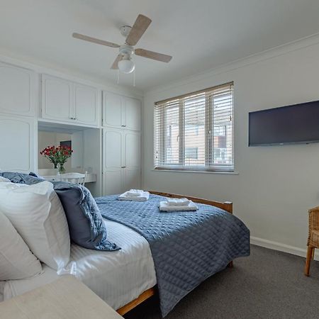 Luxury 2 Bed Room Lake View Apt Bowness Parking Exterior photo