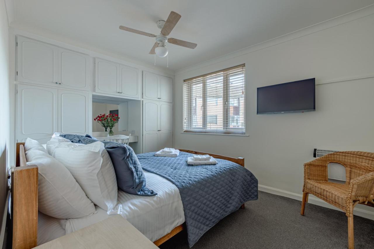 Luxury 2 Bed Room Lake View Apt Bowness Parking Exterior photo