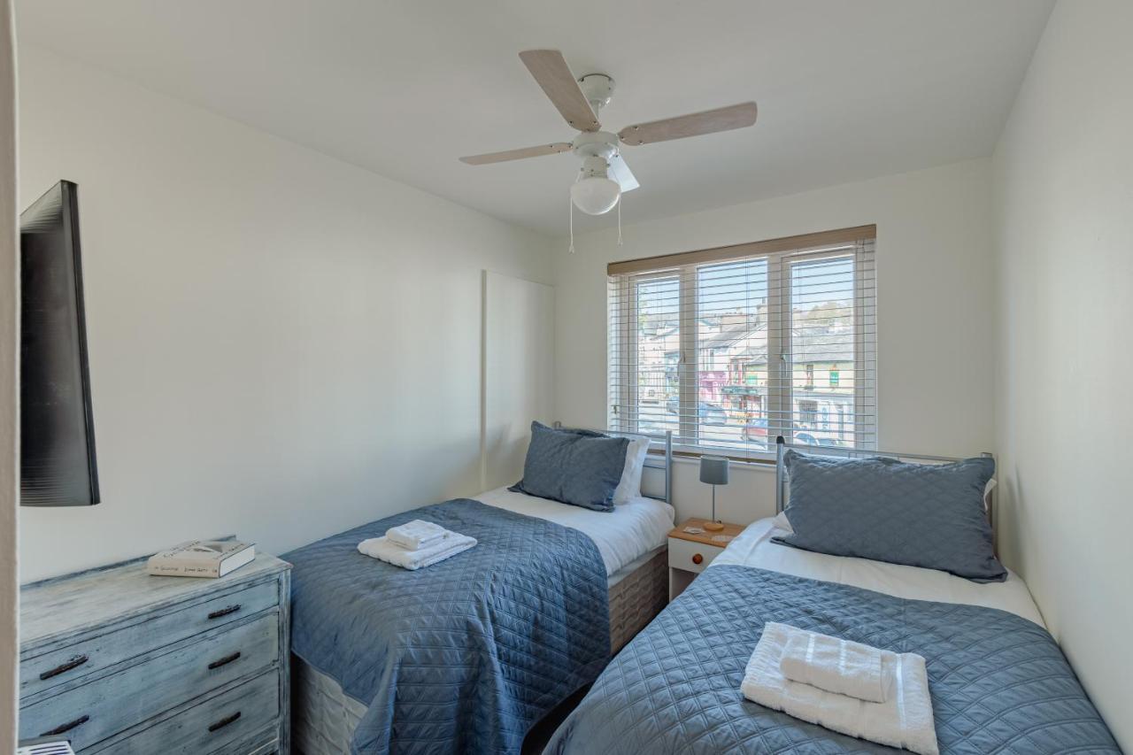 Luxury 2 Bed Room Lake View Apt Bowness Parking Exterior photo