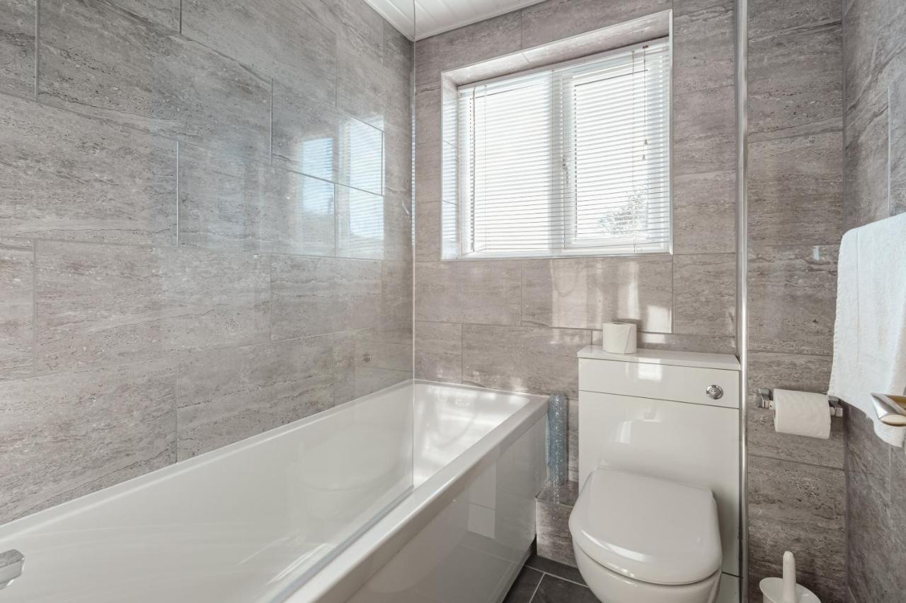 Luxury 2 Bed Room Lake View Apt Bowness Parking Exterior photo