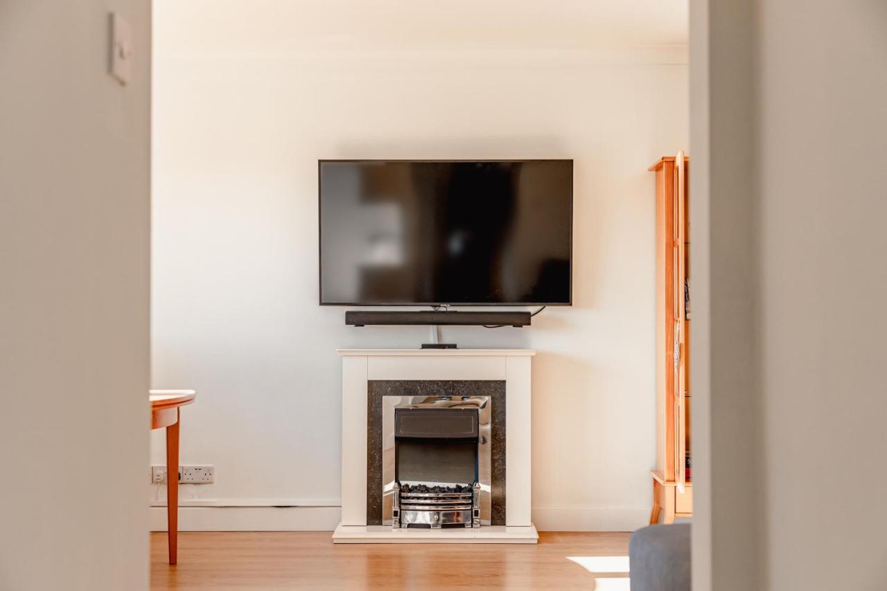 Luxury 2 Bed Room Lake View Apt Bowness Parking Exterior photo