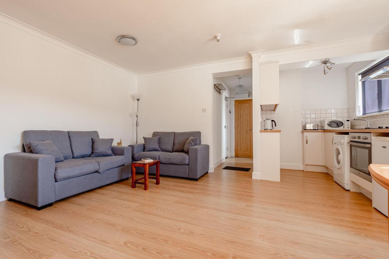 Luxury 2 Bed Room Lake View Apt Bowness Parking Exterior photo